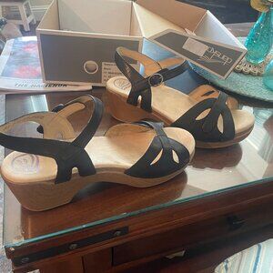 Dansko Season Black Full Grain Sandal